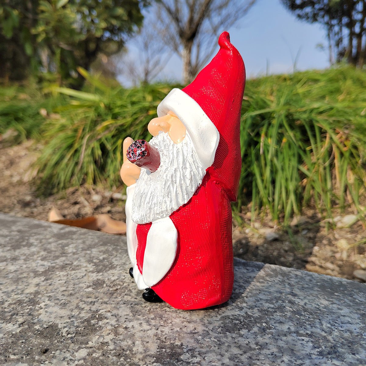 Funny Santa Flipping the Bird Garden Statue - ThingsThatMakeSense