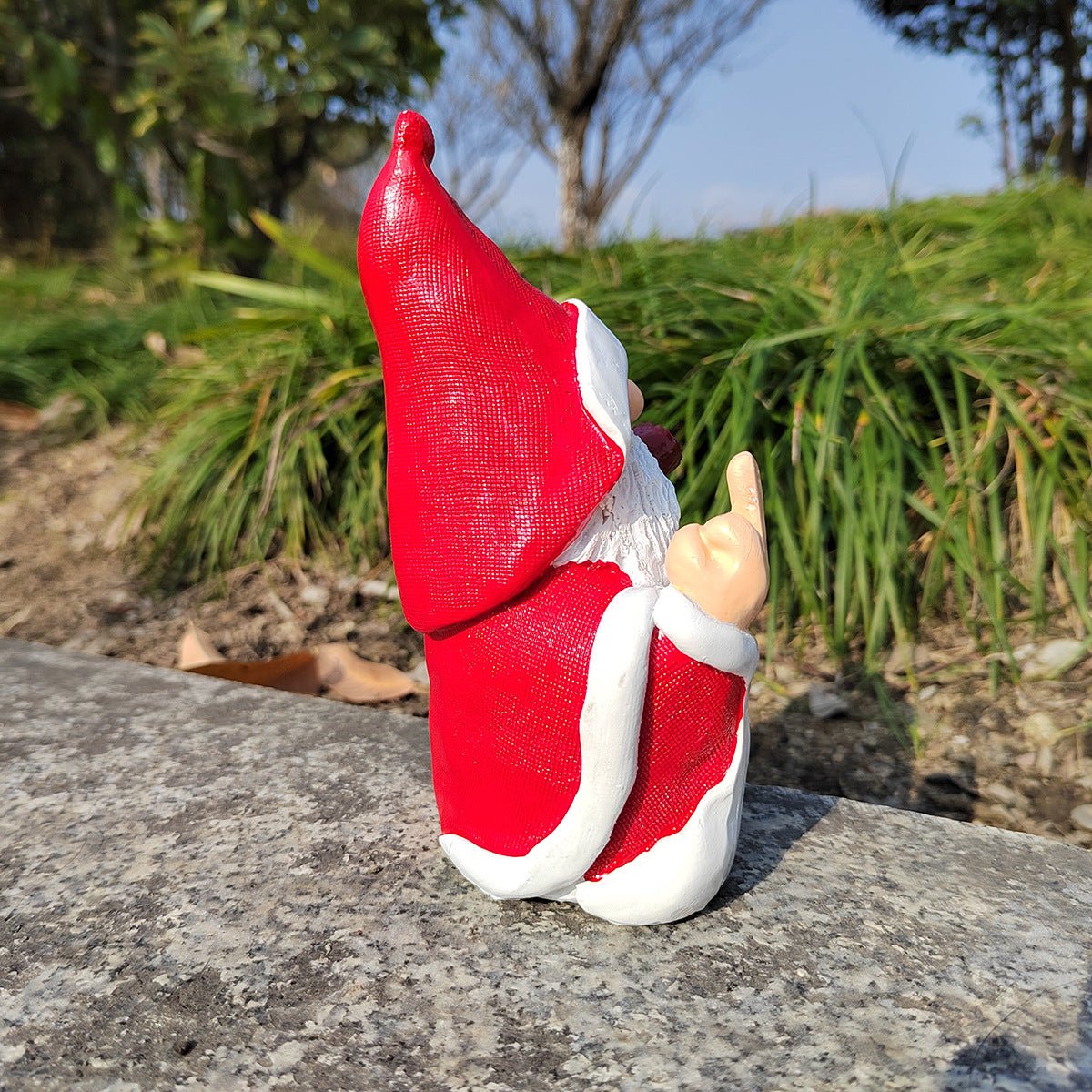 Funny Santa Flipping the Bird Garden Statue - ThingsThatMakeSense